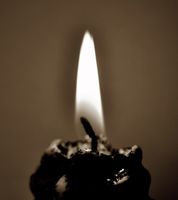 Черная восковая свеча