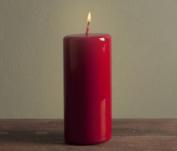 Красная восковая свеча
